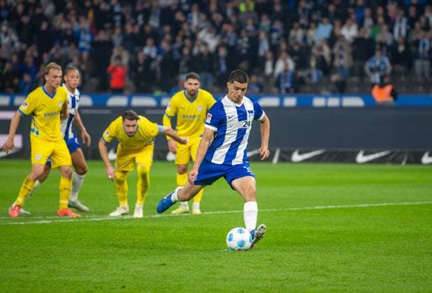 Fussball, Herren, Saison 2024 2025, 2. Bundesliga (9. Spieltag), Hertha BSC - Eintracht Braunschweig, Ibrahim Maza (Hertha BSC) erzielt per Foulelfmeter das Tor zum 2:1, 18.10. 2024,