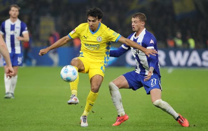 Johan Gomez im Zweikampf mit Michael Cuisance Aktion Spielszene Fußball Fussball DFL 2.Bundesliga Herren 9.Spieltag Saison 2024 2025 18.10.2024 Hertha BSC Berlin vs. Eintracht Braunschweig BTSV DFL regulations prohibit any use of photographs as image sequences and or quasi-video