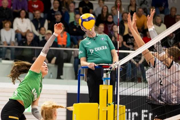 Sport Bilder des Tages 1. Volleyball Bundesliga Frauen: Schwarz-Weiss Erfurt vs. USC Münster; Erfurt; 18.10.2024 Mikala Mogensen ( 16; USC Münster) gegen Sina Siebert ( 7; Schwarz-Weiss Erfurt) (links) und Elizabeth Sandbothe ( 2; Schwarz-Weiss Erfurt) (rechts) 1. Volleyball Bundesliga Frauen: Schwarz-Weiss Erfurt vs. USC Münster; Riethsporthalle Erfurt; 18.10.2024 Copyright: xBEAUTIFULxSPORTS Duehringx