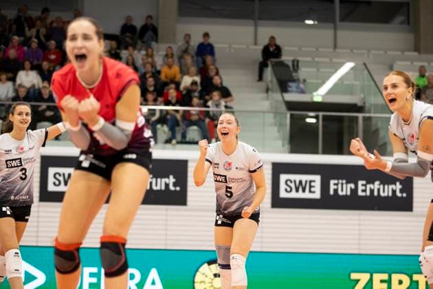 1. Volleyball Bundesliga Frauen: Schwarz-Weiss Erfurt vs. USC Münster; Erfurt; 18.10.2024 von links, Ana Krulj ( 3; Schwarz-Weiss Erfurt), Mia Anna Stauß ( 11; Schwarz-Weiss Erfurt) (vorne), Isabella Noble ( 5; Schwarz-Weiss Erfurt) und Lara Alyssa Darowski ( 13; Schwarz-Weiss Erfurt) 1. Volleyball Bundesliga Frauen: Schwarz-Weiss Erfurt vs. USC Münster; Riethsporthalle Erfurt; 18.10.2024 Copyright: xBEAUTIFULxSPORTS Duehringx
