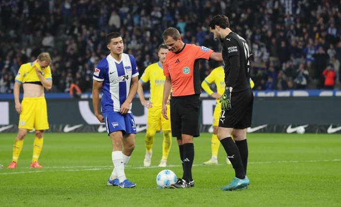 Ibrahim Maza vor Elfmeter Strafstoß, Schiedsrichter Robin Braun, Torwart Marko Johansson Fußball Fussball DFL 2.Bundesliga Herren 9.Spieltag Saison 2024 2025 18.10.2024 Hertha BSC Berlin vs. Eintracht Braunschweig BTSV DFL regulations prohibit any use of photographs as image sequences and or quasi-video