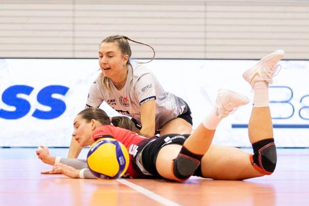 1. Volleyball Bundesliga Frauen: Schwarz-Weiss Erfurt vs. USC Münster; Erfurt; 18.10.2024 Sina Siebert ( 7; Schwarz-Weiss Erfurt) (hinten) und Mia Anna Stauß ( 11; Schwarz-Weiss Erfurt) (am Boden) 1. Volleyball Bundesliga Frauen: Schwarz-Weiss Erfurt vs. USC Münster; Riethsporthalle Erfurt; 18.10.2024 Copyright: xBEAUTIFULxSPORTS Duehringx