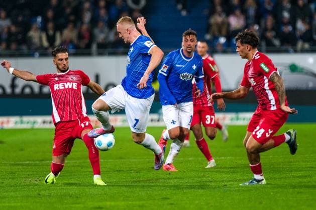 Leart Pacarada (1. FC Koeln, 17) im Zweikampf mit Isac Lidberg (SV Darmstadt 98, 07), GER, SV Darmstadt 98 vs. 1. FC Koeln, Fussball, 2. Bundesliga, 9. Spieltag, Saison 2024 2025, 18.10.2024. DFL REGULATIONS PROHIBIT ANY USE OF PHOTOGRAPHS as IMAGE SEQUENCES and or QUASI-VIDEO. GER, SV Darmstadt 98 vs. 1. FC Koeln, Fussball, 2. Bundesliga, 9. Spieltag, Saison 2024 2025, 18.10.2024. Darmsatdt