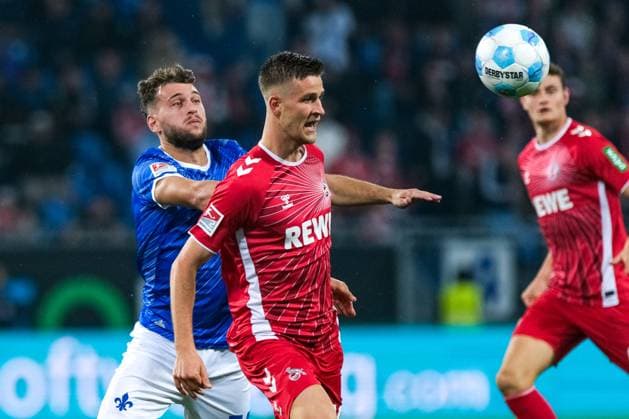 Killian Corredor(SV Darmstadt 98, 34) im Zweikampf mit Rasmus Carstensen (1. FC Koeln, 18), GER, SV Darmstadt 98 vs. 1. FC Koeln, Fussball, 2. Bundesliga, 9. Spieltag, Saison 2024 2025, 18.10.2024. DFL REGULATIONS PROHIBIT ANY USE OF PHOTOGRAPHS as IMAGE SEQUENCES and or QUASI-VIDEO. GER, SV Darmstadt 98 vs. 1. FC Koeln, Fussball, 2. Bundesliga, 9. Spieltag, Saison 2024 2025, 18.10.2024. Darmsatdt