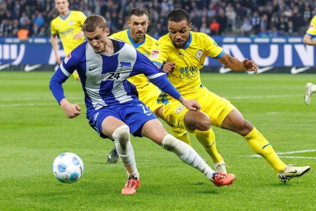 Berlin, 18.10.24, Fussball, 2.Bundesliga, 9. Spieltag, Hertha BSC - Eintracht Braunschweig, Olympiastadion. Berlins Mickal Cuisance kaempft gegen Leon Bell Bell von Eintracht Braunschweig um den Ball. DFL regulations and DFB regulations prohibit any use of photographs as image sequences and or quasi-video, Foto: Andreas Gora Hertha BSC - Eintracht Braunschweig