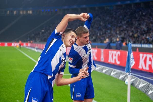 Fussball, Herren, Saison 2024 2025, 2. Bundesliga (9. Spieltag), Hertha BSC - Eintracht Braunschweig, v.l. Ibrahim Maza (Hertha BSC), Michael Cuisance (Hertha BSC), Jubel nach Tor zum 2:1, 18.10. 2024,