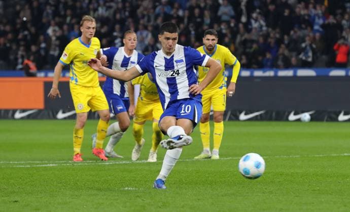Ibrahim Maza schießt Elfmeter Strafstoß gegen Torwart Marko Johansson zum 2:1 Fußball Fussball DFL 2.Bundesliga Herren 9.Spieltag Saison 2024 2025 18.10.2024 Hertha BSC Berlin vs. Eintracht Braunschweig BTSV DFL regulations prohibit any use of photographs as image sequences and or quasi-video