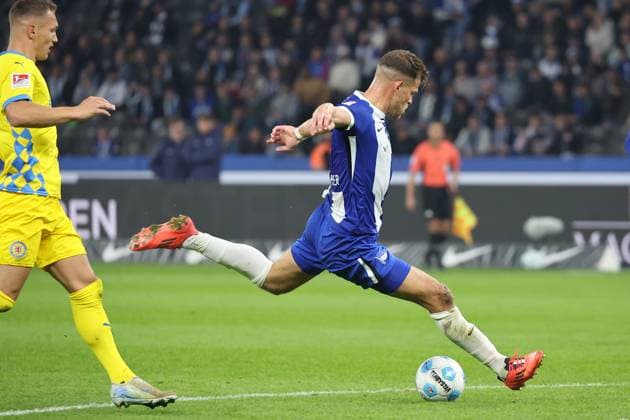 Berlin, 18.10.24, Fussball, 2.Bundesliga, 9. Spieltag, Hertha BSC - Eintracht Braunschweig, Olympiastadion. Berlins Florian Niederlechner trifft zum 3:1. DFL regulations and DFB regulations prohibit any use of photographs as image sequences and or quasi-video, Foto: Andreas Gora Hertha BSC - Eintracht Braunschweig