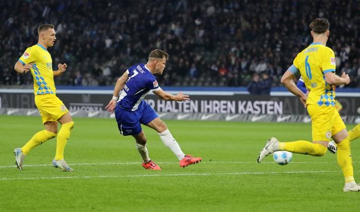 Florian Niederlechner erzielt das Tor zum 3:1 gegen Torwart Marko Johansson Fußball Fussball DFL 2.Bundesliga Herren 9.Spieltag Saison 2024 2025 18.10.2024 Hertha BSC Berlin vs. Eintracht Braunschweig BTSV DFL regulations prohibit any use of photographs as image sequences and or quasi-video