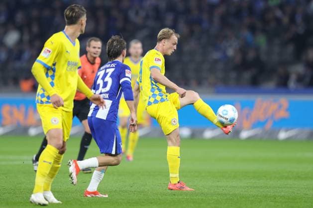 18.10.2024, xtgx, Fussball - 2.Bundesliga, Hertha BSC Berlin - Eintracht Braunschweig emspor, v.l. Niklas Tauer (Braunschweig, 8) am Ball, plays the ball (DFL DFB REGULATIONS PROHIBIT ANY USE OF PHOTOGRAPHS as IMAGE SEQUENCES and or QUASI-VIDEO) Berlin