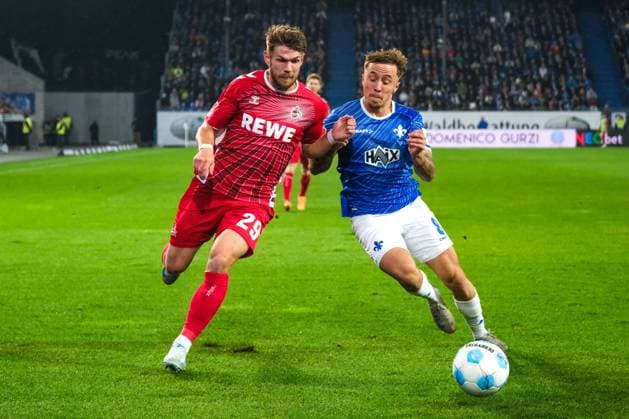 Jan Thielmann (1. FC Koeln, 29) im Zweikampf mit Luca Marseiler (SV Darmstadt 98, 08), GER, SV Darmstadt 98 vs. 1. FC Koeln, Fussball, 2. Bundesliga, 9. Spieltag, Saison 2024 2025, 18.10.2024. DFL REGULATIONS PROHIBIT ANY USE OF PHOTOGRAPHS as IMAGE SEQUENCES and or QUASI-VIDEO. GER, SV Darmstadt 98 vs. 1. FC Koeln, Fussball, 2. Bundesliga, 9. Spieltag, Saison 2024 2025, 18.10.2024. Darmsatdt