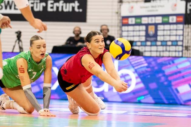 1. Volleyball Bundesliga Frauen: Schwarz-Weiss Erfurt vs. USC Münster; Erfurt; 18.10.2024 Pippa Molenaar ( 1; USC Münster) (am Ball) und Elena Kömmling ( 7; USC Münster) (links) 1. Volleyball Bundesliga Frauen: Schwarz-Weiss Erfurt vs. USC Münster; Riethsporthalle Erfurt; 18.10.2024 Copyright: xBEAUTIFULxSPORTS Duehringx