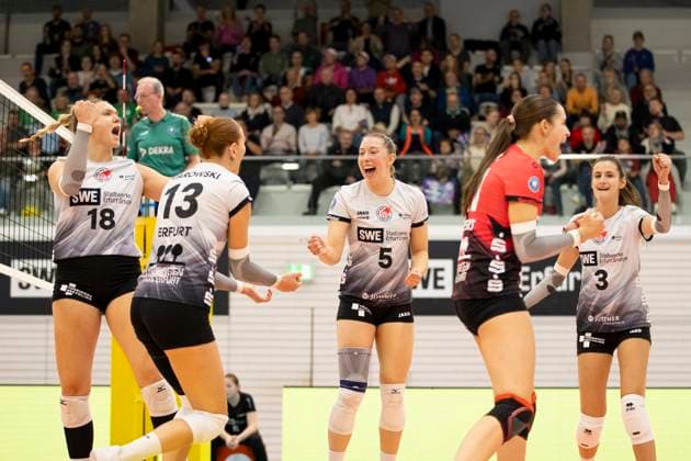 1. Volleyball Bundesliga Frauen: Schwarz-Weiss Erfurt vs. USC Münster; Erfurt; 18.10.2024 Jubel, von links, Kaylee Oscarson ( 18; Schwarz-Weiss Erfurt), Lara Alyssa Darowski ( 13; Schwarz-Weiss Erfurt), Isabella Noble ( 5; Schwarz-Weiss Erfurt), Mia Anna Stauß ( 11; Schwarz-Weiss Erfurt) und Ana Krulj ( 3; Schwarz-Weiss Erfurt) 1. Volleyball Bundesliga Frauen: Schwarz-Weiss Erfurt vs. USC Münster; Riethsporthalle Erfurt; 18.10.2024 Copyright: xBEAUTIFULxSPORTS Duehringx