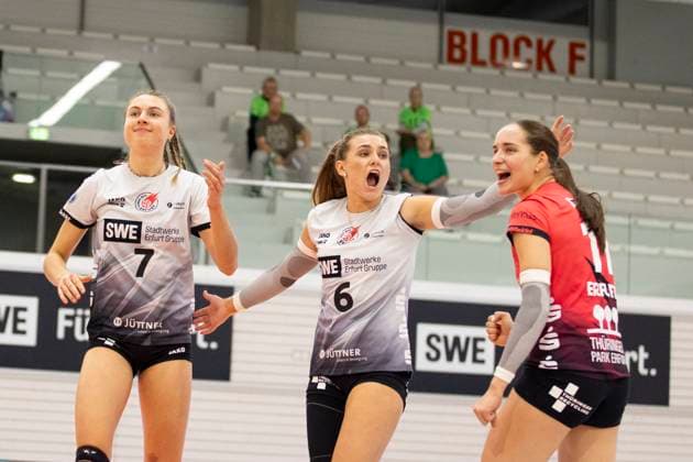1. Volleyball Bundesliga Frauen: Schwarz-Weiss Erfurt vs. USC Münster; Erfurt; 18.10.2024 von links, Sina Siebert ( 7; Schwarz-Weiss Erfurt), Kira Thomsen ( 6; Schwarz-Weiss Erfurt) und Mia Anna Stauß ( 11; Schwarz-Weiss Erfurt) 1. Volleyball Bundesliga Frauen: Schwarz-Weiss Erfurt vs. USC Münster; Riethsporthalle Erfurt; 18.10.2024 Copyright: xBEAUTIFULxSPORTS Duehringx