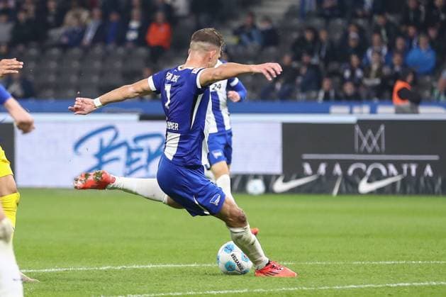 18.10.2024, xtgx, Fussball - 2.Bundesliga, Hertha BSC Berlin - Eintracht Braunschweig emspor, v.l. Florian Niederlechner (Hertha, 7) trifft zum 3:1 (DFL DFB REGULATIONS PROHIBIT ANY USE OF PHOTOGRAPHS as IMAGE SEQUENCES and or QUASI-VIDEO) Berlin