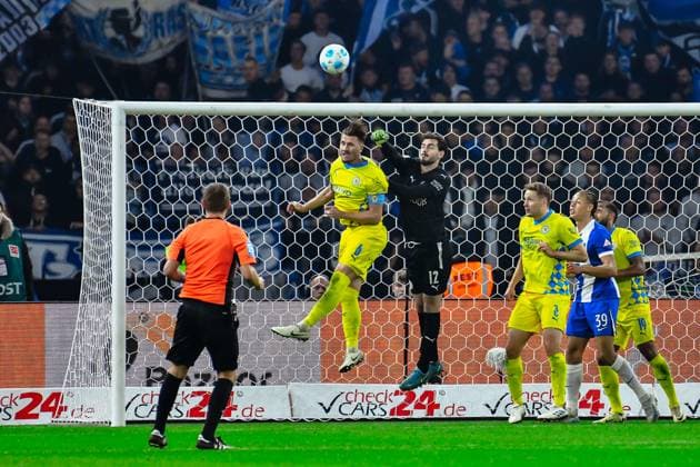 18.10.2024, xlakx, Fussball 2.Bundesliga, Hertha BSC Berlin - Eintracht Braunschweig emspor, v.l. Ermin Bicakcic (Eintracht Braunschweig 6),Marko Johansson (Eintracht Braunschweig 12),Faustabwehr vom Tor (DFL DFB REGULATIONS PROHIBIT ANY USE OF PHOTOGRAPHS as IMAGE SEQUENCES and or QUASI-VIDEO) Daniel Lakomski Jan Huebner Berlin