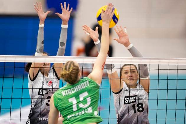 1. Volleyball Bundesliga Frauen: Schwarz-Weiss Erfurt vs. USC Münster; Erfurt; 18.10.2024 Mia Kirchhoff ( 15; USC Münster) gegen Ana Krulj ( 3; Schwarz-Weiss Erfurt) und Kaylee Oscarson ( 18; Schwarz-Weiss Erfurt) 1. Volleyball Bundesliga Frauen: Schwarz-Weiss Erfurt vs. USC Münster; Riethsporthalle Erfurt; 18.10.2024 Copyright: xBEAUTIFULxSPORTS Duehringx