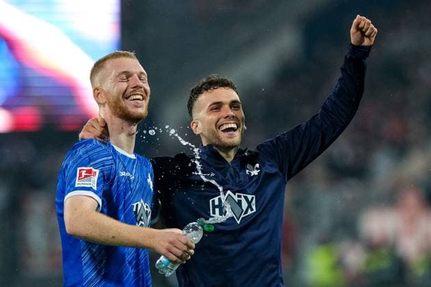 Kai Klefisch (SV Darmstadt 98, 17) und Sergio Lopez (SV Darmstadt 98, 02) bejubeln den Sieg, GER, SV Darmstadt 98 vs. 1. FC Koeln, Fussball, 2. Bundesliga, 9. Spieltag, Saison 2024 2025, 18.10.2024. DFL REGULATIONS PROHIBIT ANY USE OF PHOTOGRAPHS as IMAGE SEQUENCES and or QUASI-VIDEO. GER, SV Darmstadt 98 vs. 1. FC Koeln, Fussball, 2. Bundesliga, 9. Spieltag, Saison 2024 2025, 18.10.2024. Darmsatdt