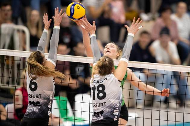 1. Volleyball Bundesliga Frauen: Schwarz-Weiss Erfurt vs. USC Münster; Erfurt; 18.10.2024 Mia Kirchhoff ( 15; USC Münster) gegen Kira Thomsen ( 6; Schwarz-Weiss Erfurt) und Kaylee Oscarson ( 18; Schwarz-Weiss Erfurt) 1. Volleyball Bundesliga Frauen: Schwarz-Weiss Erfurt vs. USC Münster; Riethsporthalle Erfurt; 18.10.2024 Copyright: xBEAUTIFULxSPORTS Duehringx