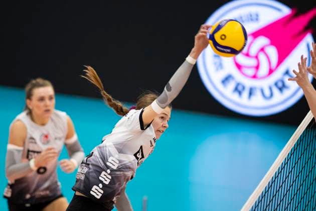 1. Volleyball Bundesliga Frauen: Schwarz-Weiss Erfurt vs. USC Münster; Erfurt; 18.10.2024 Elizabeth Sandbothe ( 2; Schwarz-Weiss Erfurt) gegen Luisa van Clewe ( 8; USC Münster) (nicht im Bild) 1. Volleyball Bundesliga Frauen: Schwarz-Weiss Erfurt vs. USC Münster; Riethsporthalle Erfurt; 18.10.2024 Copyright: xBEAUTIFULxSPORTS Duehringx
