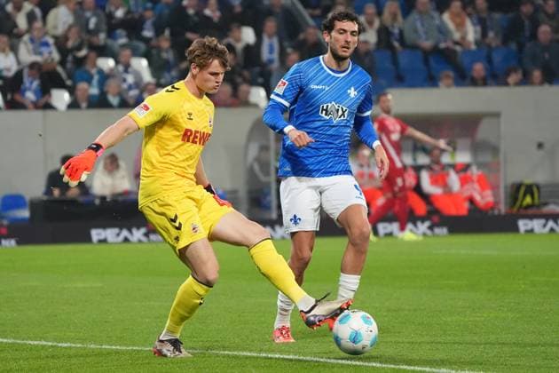 Torwart Jonas Urbig (1. FC Köln) klärt vor Frasier Hornby (SV Darmstadt 98, 09) - 18.10.2024 2. Bundesliga, Saison 24 25: SV Darmstadt 98 vs 1. FC Köln, Stadion am Boellenfalltor, emonline, emspor,
