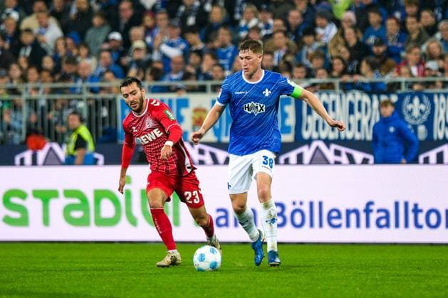 Sargis Adamyan (1. FC Koeln, 23) im Zweikampf mit Clemens Riedel (SV Darmstadt 98, 38), GER, SV Darmstadt 98 vs. 1. FC Koeln, Fussball, 2. Bundesliga, 9. Spieltag, Saison 2024 2025, 18.10.2024. DFL REGULATIONS PROHIBIT ANY USE OF PHOTOGRAPHS as IMAGE SEQUENCES and or QUASI-VIDEO. GER, SV Darmstadt 98 vs. 1. FC Koeln, Fussball, 2. Bundesliga, 9. Spieltag, Saison 2024 2025, 18.10.2024. Darmsatdt