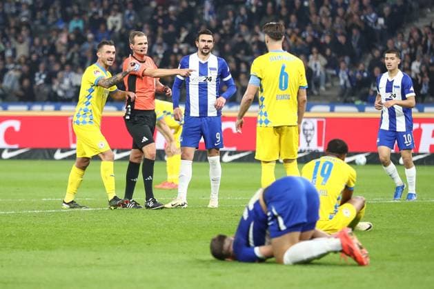 18.10.2024, xtgx, Fussball - 2.Bundesliga, Hertha BSC Berlin - Eintracht Braunschweig emspor, v.l. Elfmeter fuer Hertha BSC (DFL DFB REGULATIONS PROHIBIT ANY USE OF PHOTOGRAPHS as IMAGE SEQUENCES and or QUASI-VIDEO) Berlin
