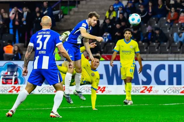 18.10.2024, xlakx, Fussball 2.Bundesliga, Hertha BSC Berlin - Eintracht Braunschweig emspor, v.l. Pascal Klemens (Hertha BSC 41),Levente Szabo (Eintracht Braunschweig 11),Zweikampf, Duell, Kampf, tackle (DFL DFB REGULATIONS PROHIBIT ANY USE OF PHOTOGRAPHS as IMAGE SEQUENCES and or QUASI-VIDEO) Daniel Lakomski Jan Huebner Berlin