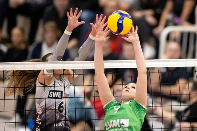 1. Volleyball Bundesliga Frauen: Schwarz-Weiss Erfurt vs. USC Münster; Erfurt; 18.10.2024 Emilia Jordan ( 9; USC Münster) gegen Kira Thomsen ( 6; Schwarz-Weiss Erfurt) 1. Volleyball Bundesliga Frauen: Schwarz-Weiss Erfurt vs. USC Münster; Riethsporthalle Erfurt; 18.10.2024 Copyright: xBEAUTIFULxSPORTS Duehringx