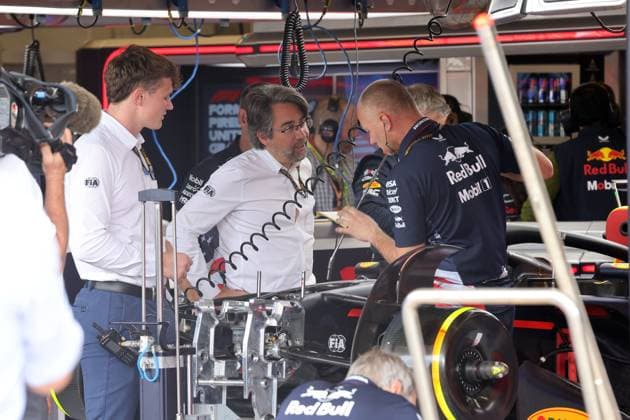 Zwei FIA Mitarbeiter begutachten das in der Diskussion stehenden Teil am Red Bull RB20 von Max Verstappen, 1. freies Training, Formel 1 Pirelli Grand Prix, FIA F1 Weltmeisterschaft, Circuit of Amerika, Austin Texas, 18.10.2024, USA,
