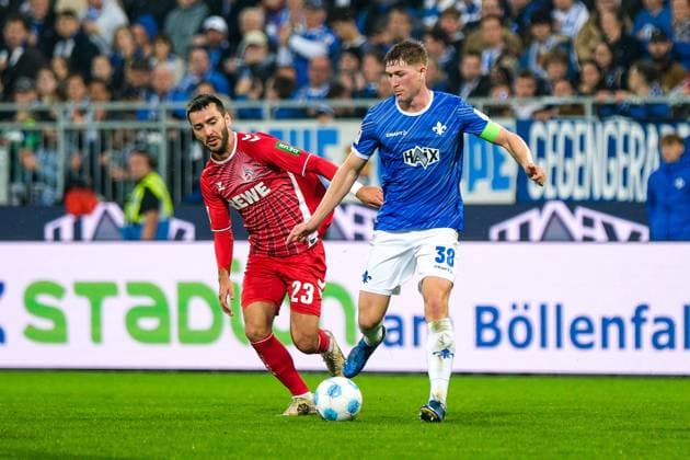 Sargis Adamyan (1. FC Koeln, 23) im Zweikampf mit Clemens Riedel (SV Darmstadt 98, 38), GER, SV Darmstadt 98 vs. 1. FC Koeln, Fussball, 2. Bundesliga, 9. Spieltag, Saison 2024 2025, 18.10.2024. DFL REGULATIONS PROHIBIT ANY USE OF PHOTOGRAPHS as IMAGE SEQUENCES and or QUASI-VIDEO. GER, SV Darmstadt 98 vs. 1. FC Koeln, Fussball, 2. Bundesliga, 9. Spieltag, Saison 2024 2025, 18.10.2024. Darmsatdt
