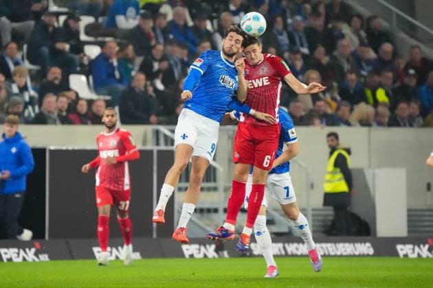 Frasier Hornby (SV Darmstadt 98, 09) unf Nikola Soldo (1. FC Köln) stoßen beim Kopfball mit den Köpfen zusammen - 18.10.2024 2. Bundesliga, Saison 24 25: SV Darmstadt 98 vs 1. FC Köln, Stadion am Boellenfalltor, emonline, emspor,