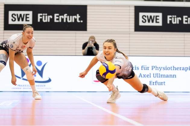 1. Volleyball Bundesliga Frauen: Schwarz-Weiss Erfurt vs. USC Münster; Erfurt; 18.10.2024 Sina Siebert ( 7; Schwarz-Weiss Erfurt) (am Ball) und Isabella Noble ( 5; Schwarz-Weiss Erfurt) (links) 1. Volleyball Bundesliga Frauen: Schwarz-Weiss Erfurt vs. USC Münster; Riethsporthalle Erfurt; 18.10.2024 Copyright: xBEAUTIFULxSPORTS Duehringx