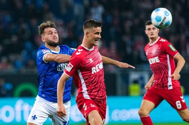 Killian Corredor(SV Darmstadt 98, 34) im Zweikampf mit Rasmus Carstensen (1. FC Koeln, 18), GER, SV Darmstadt 98 vs. 1. FC Koeln, Fussball, 2. Bundesliga, 9. Spieltag, Saison 2024 2025, 18.10.2024. DFL REGULATIONS PROHIBIT ANY USE OF PHOTOGRAPHS as IMAGE SEQUENCES and or QUASI-VIDEO. GER, SV Darmstadt 98 vs. 1. FC Koeln, Fussball, 2. Bundesliga, 9. Spieltag, Saison 2024 2025, 18.10.2024. Darmsatdt