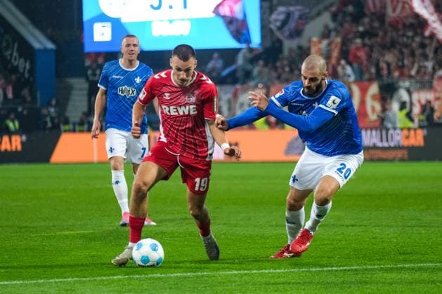 Tim Lemperle (1. FC Koeln, 19) im Zweikampf mit Aleksandar Vukotic (SV Darmstadt 98, 20), GER, SV Darmstadt 98 vs. 1. FC Koeln, Fussball, 2. Bundesliga, 9. Spieltag, Saison 2024 2025, 18.10.2024. DFL REGULATIONS PROHIBIT ANY USE OF PHOTOGRAPHS as IMAGE SEQUENCES and or QUASI-VIDEO. GER, SV Darmstadt 98 vs. 1. FC Koeln, Fussball, 2. Bundesliga, 9. Spieltag, Saison 2024 2025, 18.10.2024. Darmsatdt
