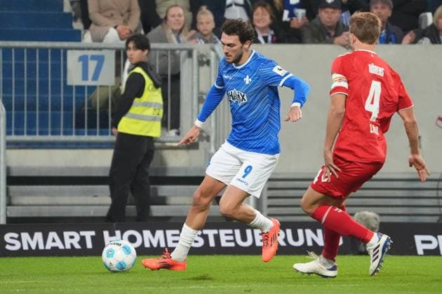 Frasier Hornby (SV Darmstadt 98, 09) gegen Timo Hübers (1. FC Köln) - 18.10.2024 2. Bundesliga, Saison 24 25: SV Darmstadt 98 vs 1. FC Köln, Stadion am Boellenfalltor, emonline, emspor,