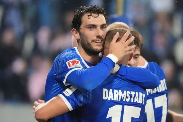 celebrate the goal, Torjubel zum 2:1 Frasier Hornby (SV Darmstadt 98, 09) - 18.10.2024 2. Bundesliga, Saison 24 25: SV Darmstadt 98 vs 1. FC Köln, Stadion am Boellenfalltor, emonline, emspor,