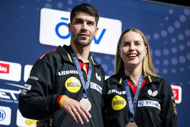 Bilder des Jahres 2024, Sport 10 Oktober Sport Themen der Woche KW42 Sport Bilder des Tages 241018 Bonze medalists Patrick Franziska and Annett Kaufmann of Germany celebrate on the podium at the medal ceremony for mixed doubles during day 4 of the 2024 European Table tennis, Tischtennis Championship on October 18, 2024 in Linz. Photo: Mathias Bergeld BILDBYRAN kod MB MB0981 bordtennis table tennis pingis 2024 european table tennis championship bordtennis-em em bbeng mixdubbel mixed doubles final jubel *** 241018 Bonze medalists Patrick Franziska and Annett Kaufmann of Germany celebrate on the podium at the medal ceremony for mixed doubles during day 4 of the 2024 European Table Tennis Championship on October 18, 2024 in Linz Photo Mathias Bergeld BILDBYRAN kod MB MB0981 table tennis pingis 2024 european table tennis championship table tennis em em bbeng mixdubbel mixed doubles final jubel  Copyright: MATHIASxBERGELD BB241018MB192