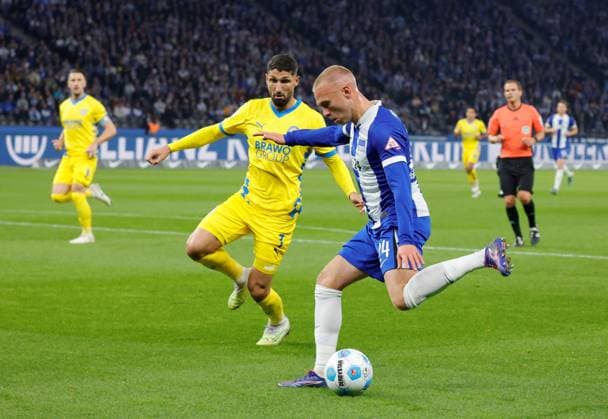 Fabio Kaufmann, Eintracht Braunschweig, Jon Dagur Thorsteinsson, Hertha BSC, Deutschland, Berlin, Olympiastadion, Fussball, Herren, Saison 2024 2025, 2. Bundesliga (9. Spieltag), Hertha BSC - Eintracht Braunschweig