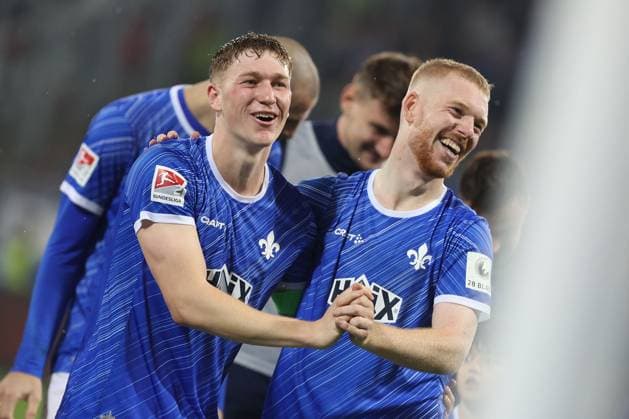 2024.10.18 xJFAx 2.BL SV Darmstadt 98 - 1.FC Köln v.l., Clemens Riedel (SV Darmstadt 98) und Kai Klefisch (SV Darmstadt 98) jubeln jubelt nach Spielende. (DFL DFB REGULATIONS PROHIBIT ANY USE OF PHOTOGRAPHS as IMAGE SEQUENCES and or QUASI-VIDEO)