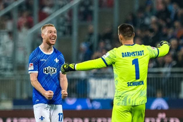Sport Bilder des Tages Kai Klefisch (SV Darmstadt 98, 17) und Marcel Schuhen (SV Darmstadt 98, 01) freuen sich über den Sieg, GER, SV Darmstadt 98 vs. 1. FC Koeln, Fussball, 2. Bundesliga, 9. Spieltag, Saison 2024 2025, 18.10.2024. DFL REGULATIONS PROHIBIT ANY USE OF PHOTOGRAPHS as IMAGE SEQUENCES and or QUASI-VIDEO. GER, SV Darmstadt 98 vs. 1. FC Koeln, Fussball, 2. Bundesliga, 9. Spieltag, Saison 2024 2025, 18.10.2024. Darmsatdt