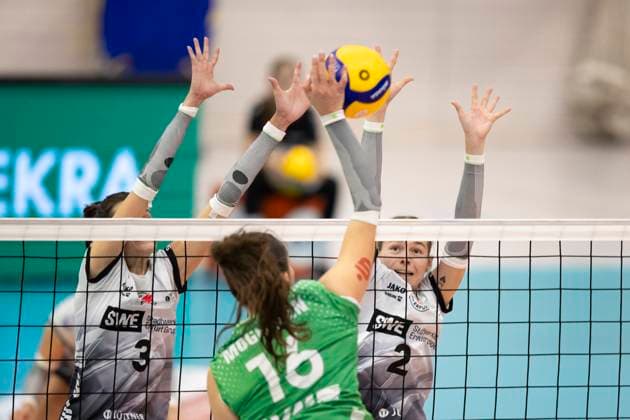 1. Volleyball Bundesliga Frauen: Schwarz-Weiss Erfurt vs. USC Münster; Erfurt; 18.10.2024 Mikala Mogensen ( 16; USC Münster) gegen Ana Krulj ( 3; Schwarz-Weiss Erfurt) und Elizabeth Sandbothe ( 2; Schwarz-Weiss Erfurt) 1. Volleyball Bundesliga Frauen: Schwarz-Weiss Erfurt vs. USC Münster; Riethsporthalle Erfurt; 18.10.2024 Copyright: xBEAUTIFULxSPORTS Duehringx