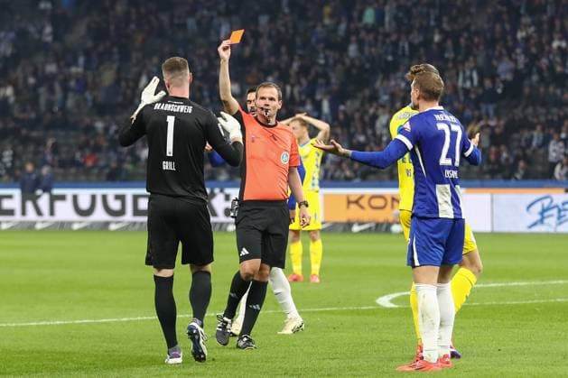 18.10.2024, xtgx, Fussball - 2.Bundesliga, Hertha BSC Berlin - Eintracht Braunschweig emspor, v.l. Lennart Grill (Braunschweig, 1) Rote Karte, Platzverweis, sent off (DFL DFB REGULATIONS PROHIBIT ANY USE OF PHOTOGRAPHS as IMAGE SEQUENCES and or QUASI-VIDEO) Berlin