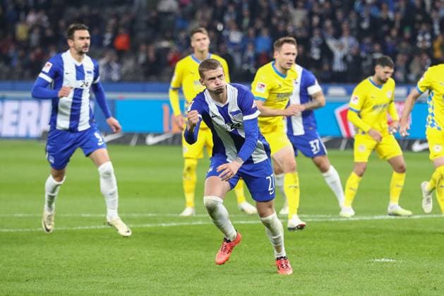 18.10.2024, xtgx, Fussball - 2.Bundesliga, Hertha BSC Berlin - Eintracht Braunschweig emspor, v.l. Michael Cuisance (Hertha, 27) trifft per Elfmeter zum 1:1 (DFL DFB REGULATIONS PROHIBIT ANY USE OF PHOTOGRAPHS as IMAGE SEQUENCES and or QUASI-VIDEO) Berlin