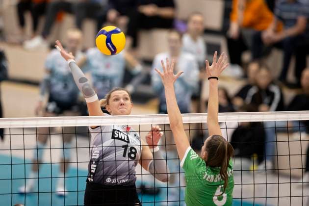 1. Volleyball Bundesliga Frauen: Schwarz-Weiss Erfurt vs. USC Münster; Erfurt; 18.10.2024 Kaylee Oscarson ( 18; Schwarz-Weiss Erfurt) gegen Marije ten Brinke ( 6; USC Münster) 1. Volleyball Bundesliga Frauen: Schwarz-Weiss Erfurt vs. USC Münster; Riethsporthalle Erfurt; 18.10.2024 Copyright: xBEAUTIFULxSPORTS Duehringx
