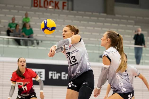 1. Volleyball Bundesliga Frauen: Schwarz-Weiss Erfurt vs. USC Münster; Erfurt; 18.10.2024 Lara Alyssa Darowski ( 13; Schwarz-Weiss Erfurt) 1. Volleyball Bundesliga Frauen: Schwarz-Weiss Erfurt vs. USC Münster; Riethsporthalle Erfurt; 18.10.2024 Copyright: xBEAUTIFULxSPORTS Duehringx