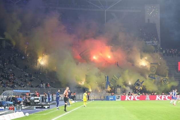 18.10.2024, xtgx, Fussball - 2.Bundesliga, Hertha BSC Berlin - Eintracht Braunschweig emspor, v.l. Symbolfoto, Symbolbild, Fans, Zuschauer, Publikum, Rauch, Nebel, Pyro, Pyrotechnik (DFL DFB REGULATIONS PROHIBIT ANY USE OF PHOTOGRAPHS as IMAGE SEQUENCES and or QUASI-VIDEO) Berlin