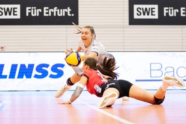 Sport Bilder des Tages 1. Volleyball Bundesliga Frauen: Schwarz-Weiss Erfurt vs. USC Münster; Erfurt; 18.10.2024 Sina Siebert ( 7; Schwarz-Weiss Erfurt) (hinten) und Mia Anna Stauß ( 11; Schwarz-Weiss Erfurt) (am Boden) 1. Volleyball Bundesliga Frauen: Schwarz-Weiss Erfurt vs. USC Münster; Riethsporthalle Erfurt; 18.10.2024 Copyright: xBEAUTIFULxSPORTS Duehringx