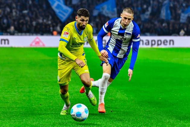18.10.2024, xlakx, Fussball 2.Bundesliga, Hertha BSC Berlin - Eintracht Braunschweig emspor, v.l. Fabio Kaufmann (Eintracht Braunschweig 7),Palko Dardai (Hertha BSC 20),Zweikampf, Duell, Kampf, tackle (DFL DFB REGULATIONS PROHIBIT ANY USE OF PHOTOGRAPHS as IMAGE SEQUENCES and or QUASI-VIDEO) Daniel Lakomski Jan Huebner Berlin