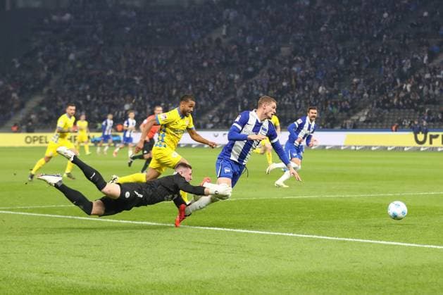 18.10.2024, xtgx, Fussball - 2.Bundesliga, Hertha BSC Berlin - Eintracht Braunschweig emspor, v.l. Michael Cuisance (Hertha, 27) und Lennart Grill (Braunschweig, 1) Zweikampf, Duell, Kampf, tackle (DFL DFB REGULATIONS PROHIBIT ANY USE OF PHOTOGRAPHS as IMAGE SEQUENCES and or QUASI-VIDEO) Berlin